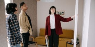 Jak przygotować mieszkanie do sprzedaży, żeby szybciej znaleźć kupca i uzyskać wyższą cenę Agent nieruchomości prezentuje stylowe mieszkanie potencjalnym kupującym