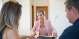 Sprzedaż mieszkania po spadku: prawdziwa historia walki z urzędami, podatkami i konfliktami w rodzinie Agent nieruchomości omawia umowę sprzedaży mieszkania z klientami