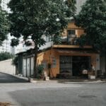 Cichy narożnik ulicy z budynkami mieszkalnymi i zielonymi drzewami
