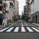 Ulica w Tokio z przejściem dla pieszych i nowoczesną zabudową