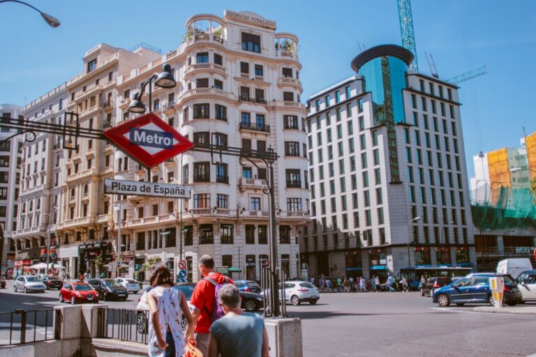 Ruch uliczny przy Plaza de España obok wejścia do metra
