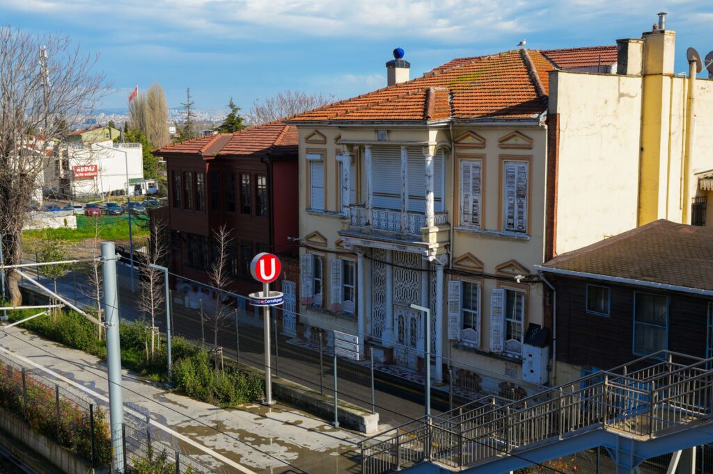 Tradycyjne domy przy ulicy w dzielnicy Samatya w Stambule